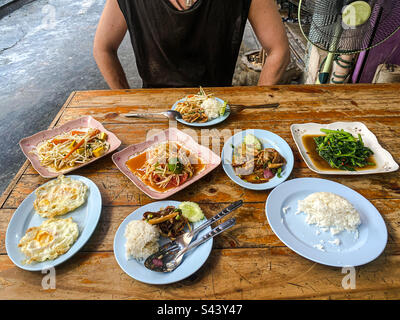 Eine abwechslungsreiche Auswahl an vegetarischen thailändischen Gerichten Stockfoto