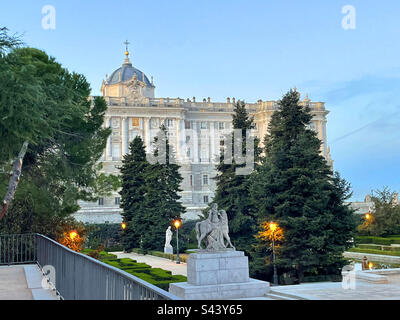 Königspalast aus den Sabatini-Gärten. Madrid, Spanien. Stockfoto