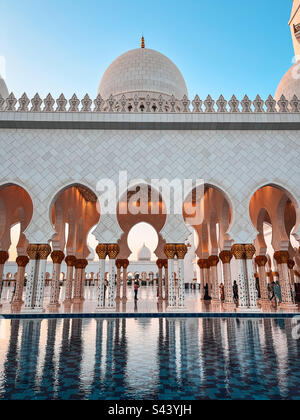 Eine Reflexion eines kleinen Teiches in der Scheich-Zayid-Moschee (Seitenansicht) Stockfoto