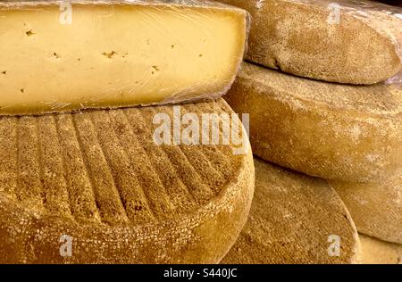 Eine Runde Käse zum Verkauf auf einem Markt in der French Street. Stockfoto