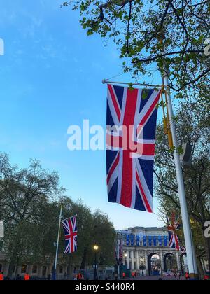 Union Jacks oder Flaggen säumen die Mall für die Krönung von König Charles III in London mit Blick auf den Trafalgar Square am Admiralty Arch in London - hat die Dekoration Happy & Glorious Stockfoto