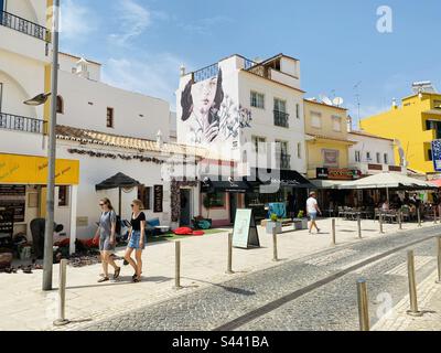 Rua do Barranco in der Stadt Carvoeiro an der Algarve, Portugal Stockfoto