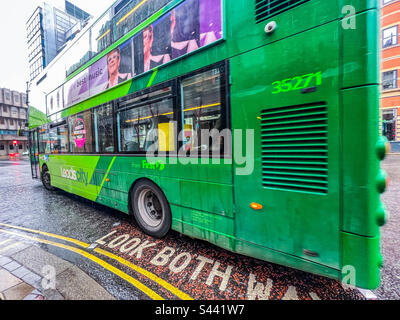 Grüner Bus im Stadtzentrum von Leeds Stockfoto