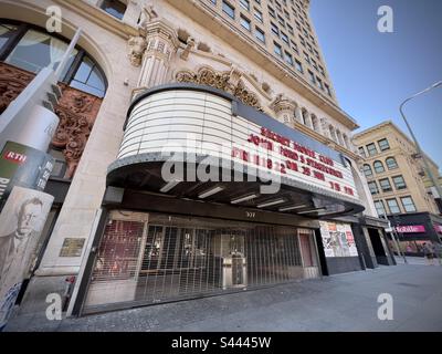 LOS ANGELES, CA, 2022. DEZEMBER: Historisches Gebäude des Million Dollar Theater am Broadway, Downtown. Marquee-Werbung für die Vorführung des Secret Movie Clubs von Stagecoach Stockfoto