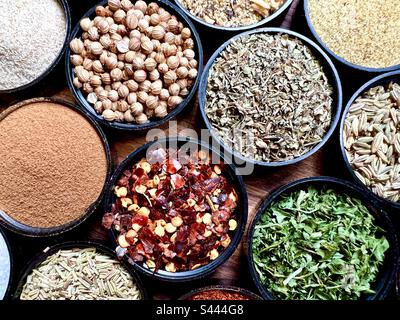 Kräuter und Gewürze in ihren Lidern Stockfoto