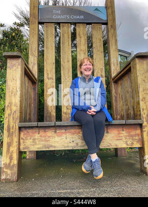 Frau saß im Giants-Stuhl bei Sky High Dandenong Ranges Victoria Australia Stockfoto