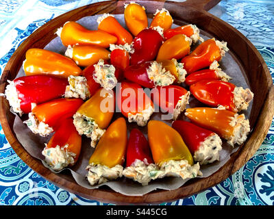 Kleine Gemüsepaprika gefüllt mit Frischkäse und Cheddar-Käsefüllung. Stockfoto