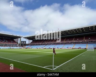 Ein allgemeiner Blick auf das Fußballfeld im Villa Park, der Heimat des Aston Villa Football Clubs. Aston Villa spielt derzeit in der englischen Premier League. Stockfoto