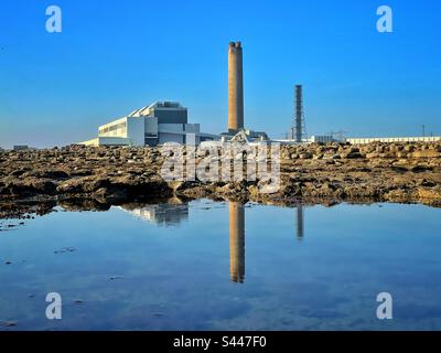 Kohlekraftwerk Aberthaw, (jetzt stillgelegt) South Wales, reflektiert in einem Rockpool, Mai 2023. Stockfoto