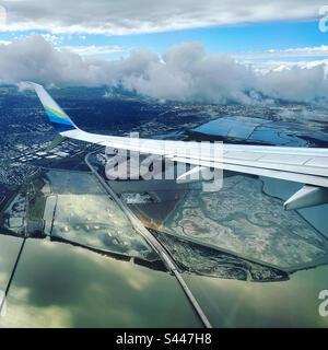 März 2023, der Flügel eines Flugzeugs der Alaska Airlines, das über Palo Alto, Kalifornien, USA fliegt Stockfoto