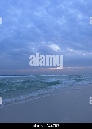 Sonnenuntergang über dem smaragdfarbenen Wasser des Golfs von Mexiko, Florida Stockfoto