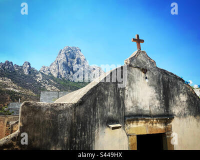 Eine alte Capilla Oratoria oder Chappel mit dem Peña de Bernal in San Antonio de la Cal in Queretaro, Mexiko Stockfoto