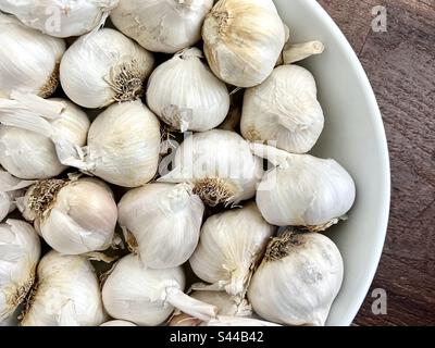 Knoblauchknollen in einer weißen Schüssel Stockfoto