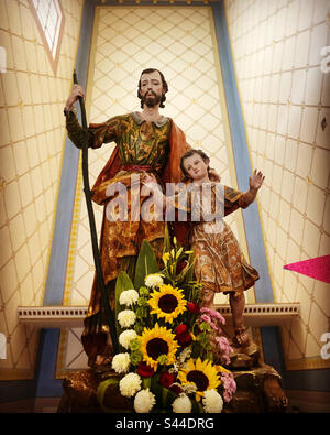 Eine Skulptur von St. Joseph oder San Jose und Baby Jesus oder Niño Jesus schmücken einen Altar in der Basilica de la Virgen de los Dolores de Soriano en Colon, Queretaro, Mexiko Stockfoto