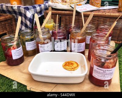 Spezielle Obstkonfitüren und Konfitüren für Probiergläser am lokalen Bauernmarkt Stockfoto