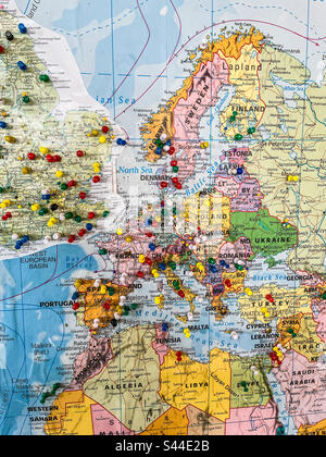 Pins in einer Karte von Europa Stockfoto