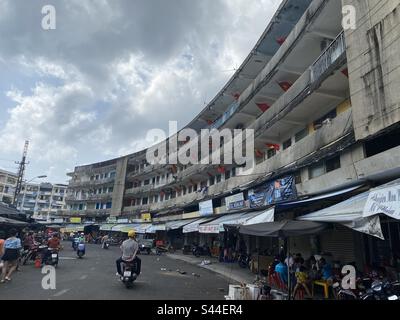 Blick auf das alte Apartment während des Urlaubs auf dem Dam-Markt, Nha Trang, Vietnam Stockfoto