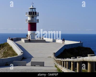 Leuchtturm von Cabo Ortegal (Ortegal Cape) an der spanischen Atlantikküste. Erbaut 1984 von Jaime Arrandiaga Stockfoto