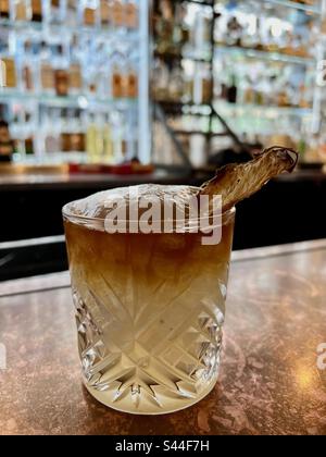 Perfekter Mai-Tai-Cocktail in der wunderschönen Glasregal-Bar in Seattle. Stockfoto