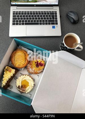 Auswahl an Kuchen, Kaffee und Kuchenpause am Arbeitsplatz, Arbeit vom Home Office wfh Stockfoto