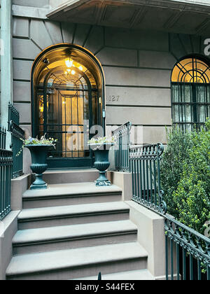 Gut gepflegter Vordereingang und Treppen auf unserem historischen Sandsteingebäude auf der E. 35. St. im Murray Hill Viertel von Manhattan, New York City, 2023, USA Stockfoto