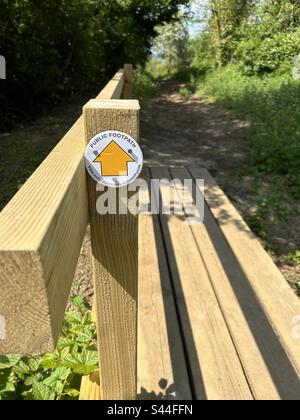 Lye Valley Oxford, öffentlicher Fußweg führt Sie entlang einer hölzernen Brücke über einen Bach Stockfoto