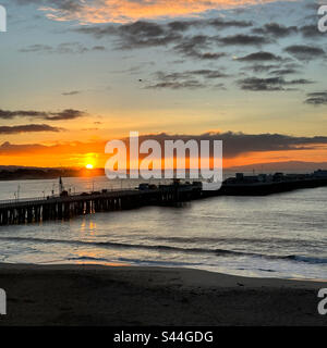 März 2023, Sonnenaufgang über Cowell Beach und Santa Cruz Wharf, Santa Cruz, Kalifornien, USA Stockfoto