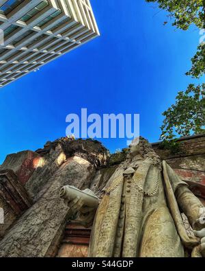 Die Statue von Robert Clayton steht am Eingang zum Nordflügel des St. Thomas' Hospital, Lambeth, London. Der neuere Turm des St. Thomas's Hospitals ist abgebildet. Stockfoto