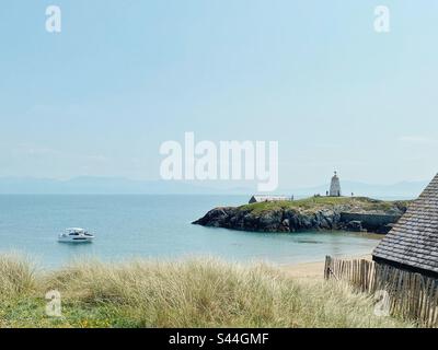 Pilotenbucht auf der Insel Llandwyn, Newborough, Anglesey, Nordwales, sonnig, Warm, Mai Tag 2023 mit Blick auf das Festland der Llyn Halbinsel Stockfoto