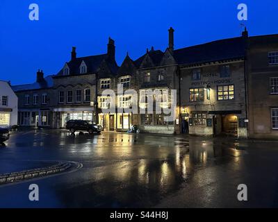 Marktplatz und das Kings Arms Hotel in Stow on the Wold bei Nacht Stockfoto