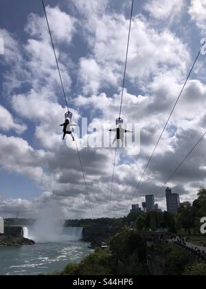 Zwei Personen Seilrutschen in Niagara Falls, Kanada. Stockfoto