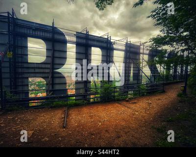 Das Brasov-Schild auf dem Mount Tampa - umgekehrt Stockfoto