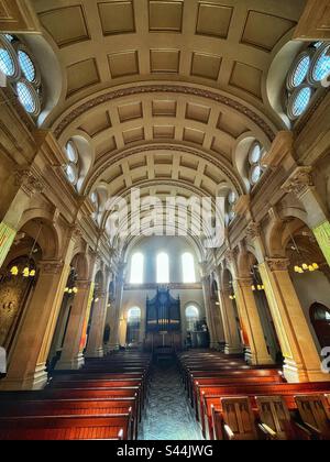 Bänke und Orgel in der St. Thomas's Hospital Chapel in London, SE1. Denkmalgeschütztes Gebäude der Kategorie II. Perspektive vom Altar. Stockfoto