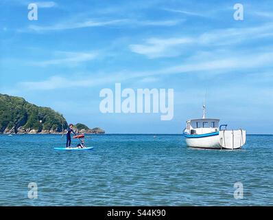 Zwei Jungs auf einem Paddle-Board, Combe Martin, North Devon, England, Großbritannien. Stockfoto