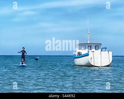 Zwei Jungs auf einem Paddle-Board, Combe Martin, North Devon, England, Großbritannien. Stockfoto