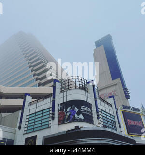 April 2023, Blick auf House of Blues und Showboat an einem nebligen Nachmittag, Atlantic City Boardwalk, Atlantic City, New Jersey, USA Stockfoto