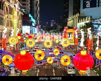 Rote Laternen und Dekorationen für das chinesische Neujahr des Hasen über der New Bridge Road und der EU Tong Sen Street Chinatown Singapur Stockfoto