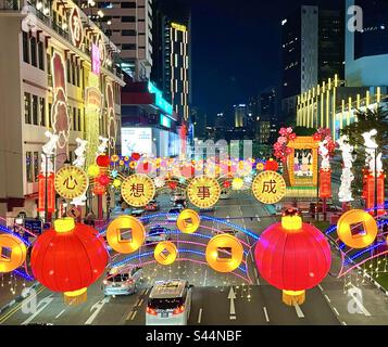 Rote Laternen und Dekorationen für das chinesische Neujahrsfest „Year of the Rabbit“ über der New Bridge Road und der Chinatown EU Tong Sen Street in Singapur Stockfoto