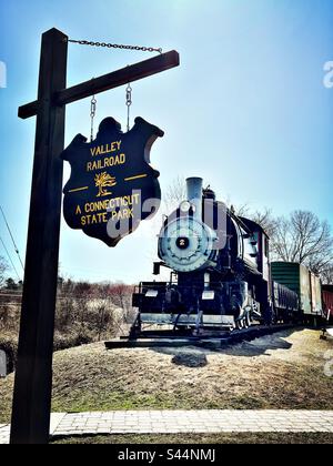 Schild für Valley Railroad, Ein Connecticut State Park, mit altmodischer Essex Steam Train. Essex, Connecticut, USA. Stockfoto