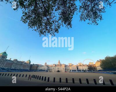 Panoramablick auf die Horse Guards Parade mit Sitzgelegenheiten und einer Sammlung historischer und denkmalgeschützter Regierungsgebäude, die allgemein „Whitehall“ genannt werden, von hinten. Londoner Architektur ist eine Mischung Stockfoto