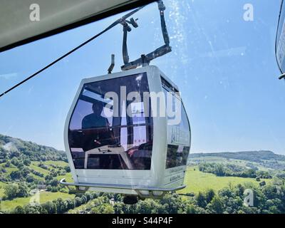 Höhe der Abraham Seilbahn mit Person über Matlock Stockfoto