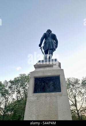 Rückseite der Statue von ROBERT CLIVE (1725–74) von John Tweed, 1912 in King Charles Street, Westminster SW1. Auf dieser Tafel steht: „Clive in the Mango Tope on the eve of Plassey / June 22 1757“ Stockfoto