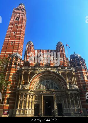 Die aus Ziegelsteinen gebaute römisch-katholische Kathedrale Westminster in Victoria, London, SW1, entworfen von John Francis Bentley im neobyzantinischen Stil, gilt als eines der größten Kirchengebäude der Welt. Stockfoto