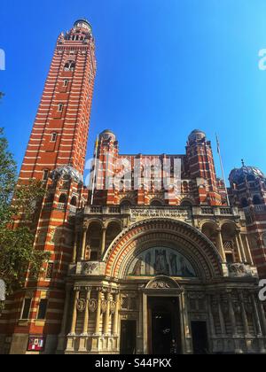 Die Türen sind offen, Westminster Cathedral aus Ziegelsteinen, London SW1. Römisch-katholischer Sitz von England und Wales. Stockfoto