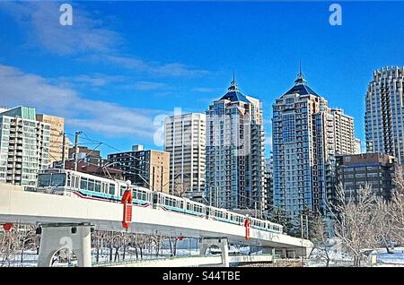 C-Zug, Light Rail Transit, Ferienwohnungen in der Innenstadt von Calgary, Alberta, Kanada Stockfoto