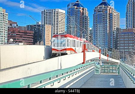 C-Zug, Light Rail Transit, Ferienwohnungen in der Innenstadt von Calgary, Alberta, Kanada, Bow River, Bridge Stockfoto