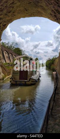 Navigation auf dem Canal du Midi. Tunnel du Malpas. Nissan-lez-Enserune, Occitanie, Frankreich Stockfoto