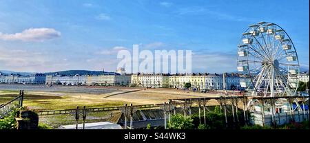 Panoramablick auf die Llandudno Promenade und das Feris-Rad im Morgenlicht Stockfoto