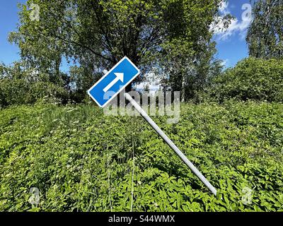 Der Pfeil des Verkehrsschilds zeigt nach oben rechts Stockfoto