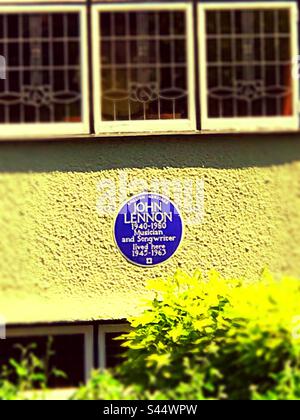 Das Haus in der Menlove Avenue 251, Liverpool, wo John Lennon mit seiner Tante Mimi lebte. Es ist ein Museum, das dem Musiker gewidmet ist. Nach seinem Tod von Yoko Ono gekauft und dem National Trust übergeben. Stockfoto